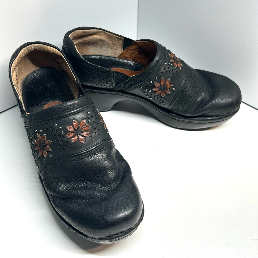 Ariat Women's Black Studded Embroidered‎ Floral Bella Clogs in Size 8.5B